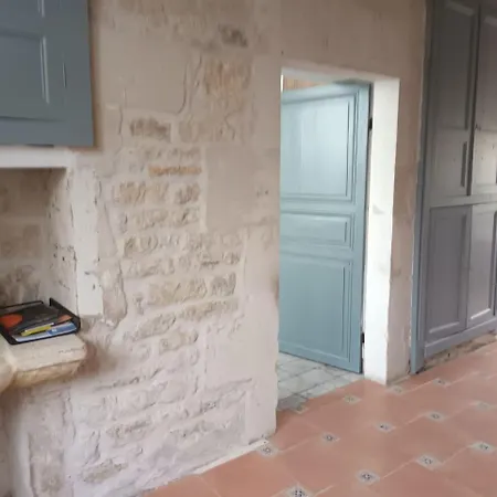 Jolie Charentaise Dans La Campagne De Saintonge * Saint-Mande-sur-Bredoire