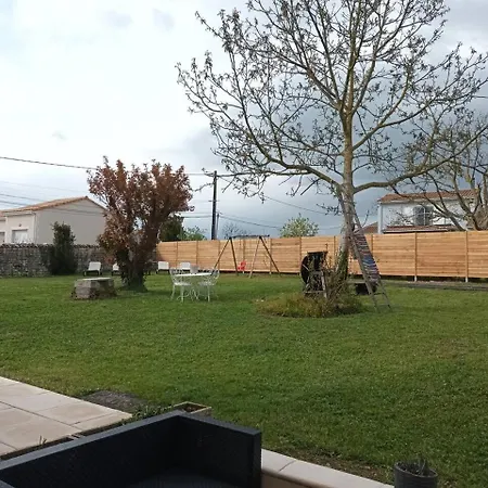 Jolie Charentaise Dans La Campagne De Saintonge Saint-Mande-sur-Bredoire