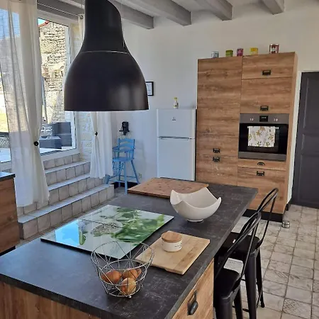 Jolie Charentaise Dans La Campagne De Saintonge *