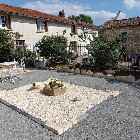 Jolie Charentaise Dans La Campagne De Saintonge *