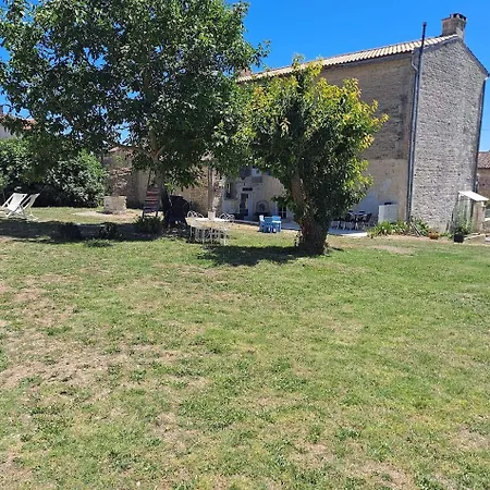 Jolie Charentaise Dans La Campagne De Saintonge *