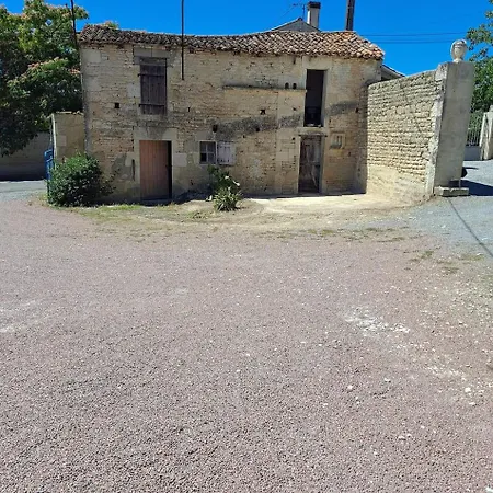 Jolie Charentaise Dans La Campagne De Saintonge * Saint-Mande-sur-Bredoire